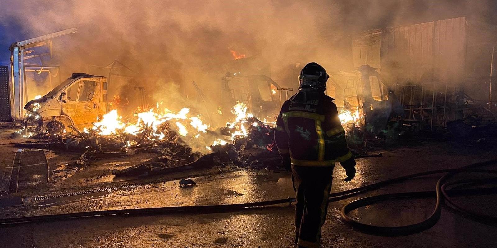 El incendio del aparcamiento de caravanas de Alcalá afectó a 12 vehículos de 200 y comenzó en las oficinas