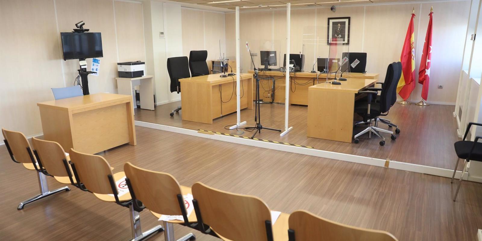 A juicio tres hombres acusados de estafar hasta en tres ocasiones a una mujer "muy influenciable" con un gran patrimonio