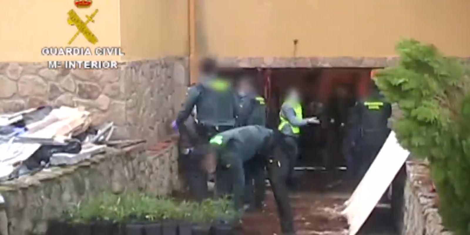 Dos detenidos y desmantelado un cultivo ilegal de más de 2.200 de marihuana en un chalé de Villaviciosa