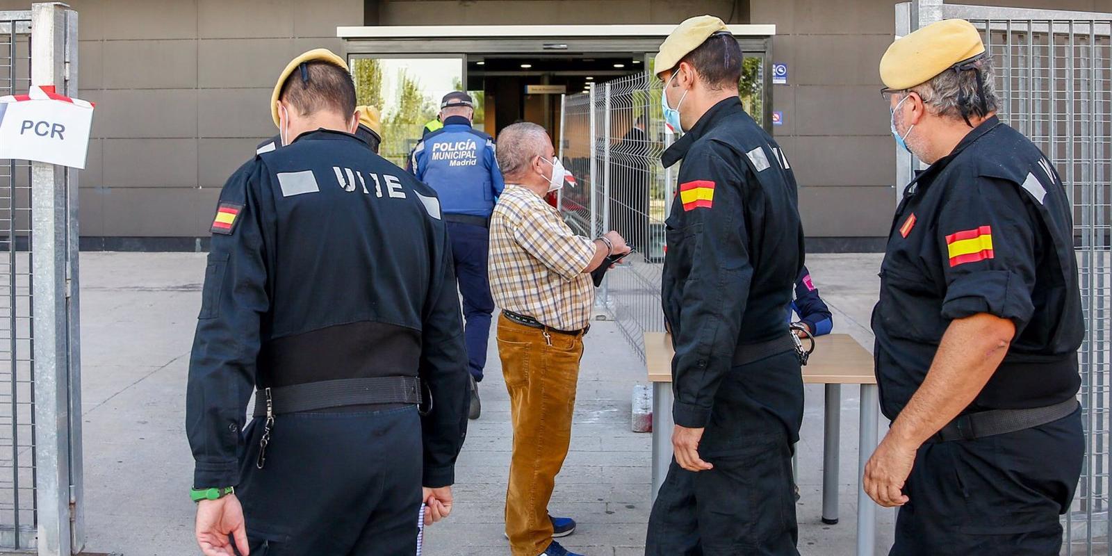 Defensa inicia la vacunación de los miembros de la UME y completará la del personal del Hospital Gómez Ulla