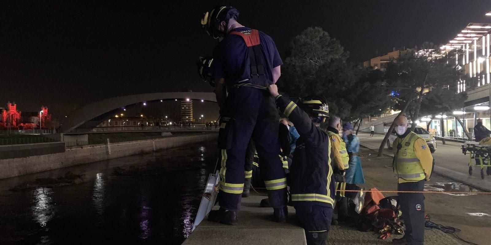 Cae al río Manzanares desde seis metros de altura