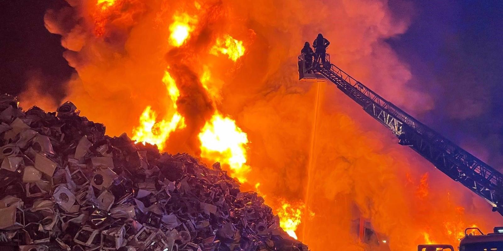 Un incendio calcina cerca de 10.000 metros cúbicos de lavadoras de una chatarrería en Leganés