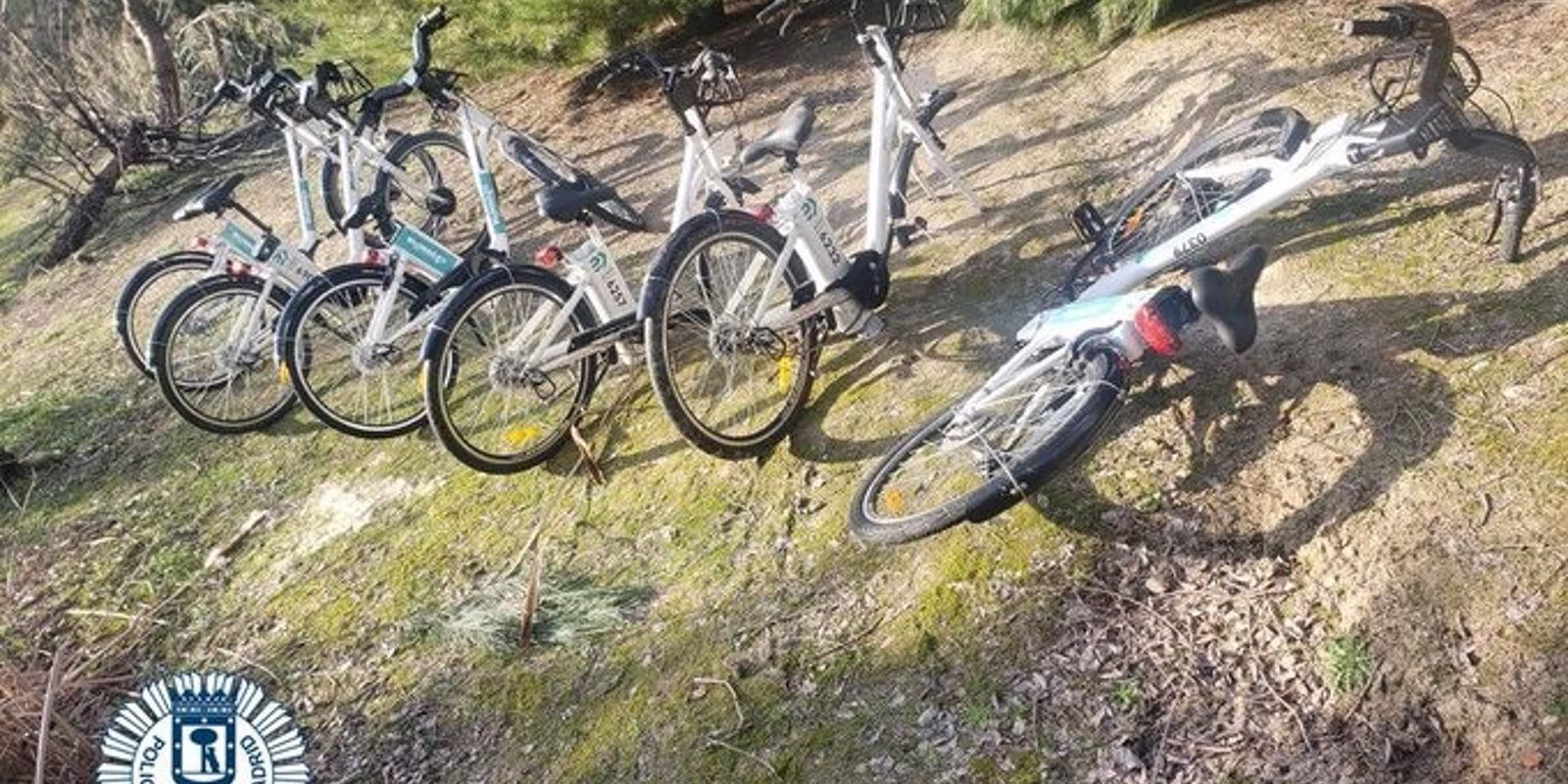 Sorprenden a un grupo de menores desguazando bicicletas de BiciMAD en un parque