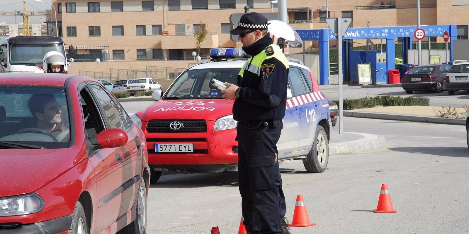 Los ocupantes de un coche incendiado en una calle de Valdemoro logran salir a tiempo antes de quedar calcinado