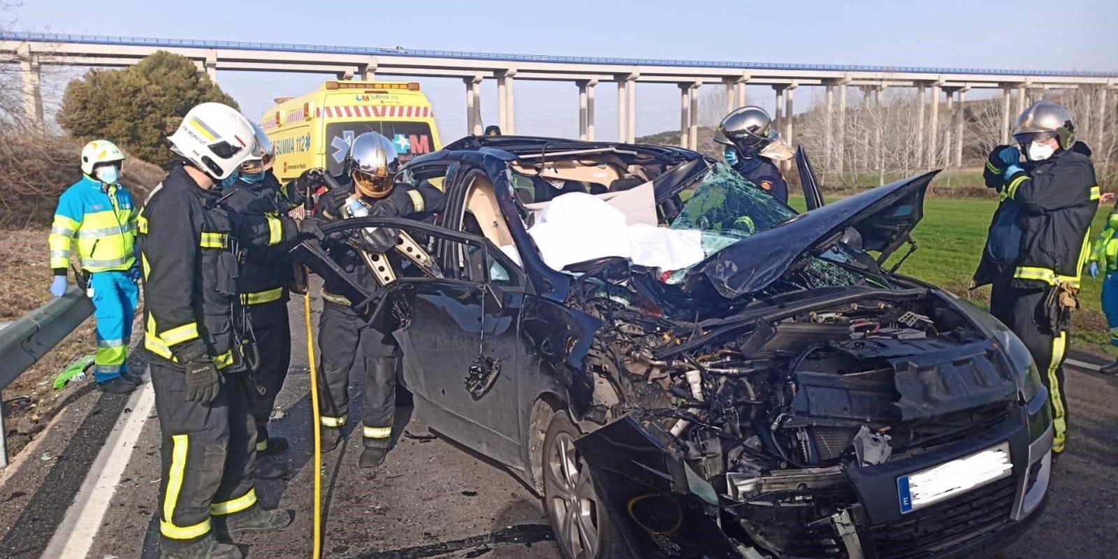 Muere un joven motorista al empotrarse contra un coche en la M-217