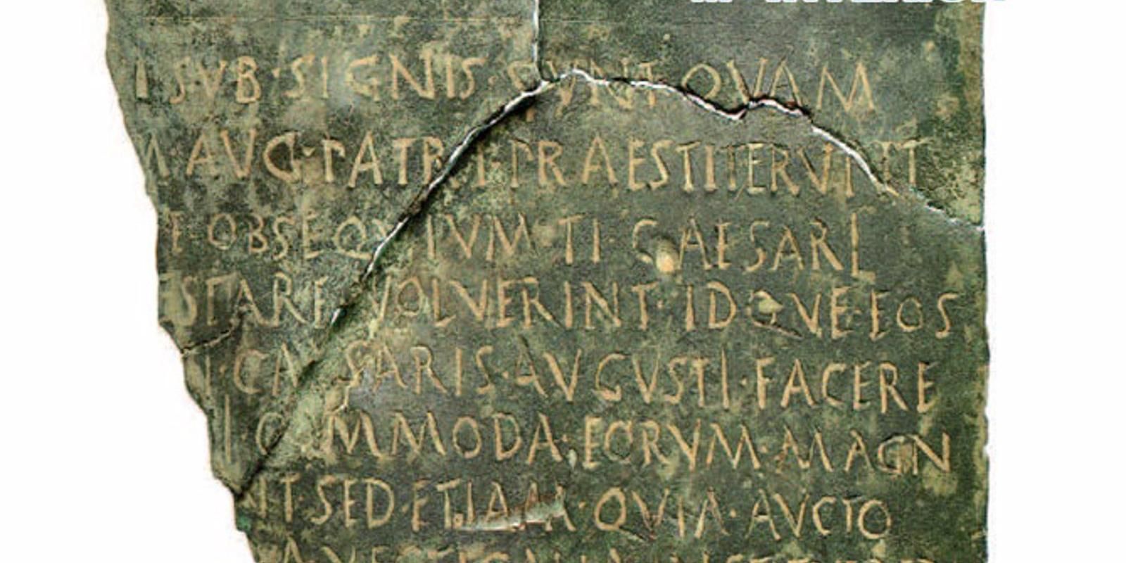 La Policía recupera una histórica placa epigráfica en bronce de la época romana que iba a ser subastada en Madrid