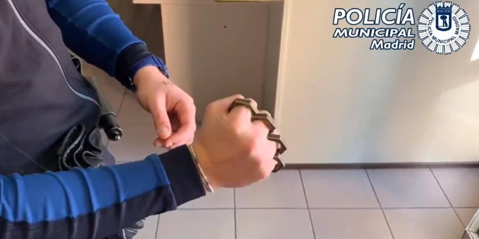 Denunciados dos jóvenes por llevar hachís y un puño americano en Chamartín