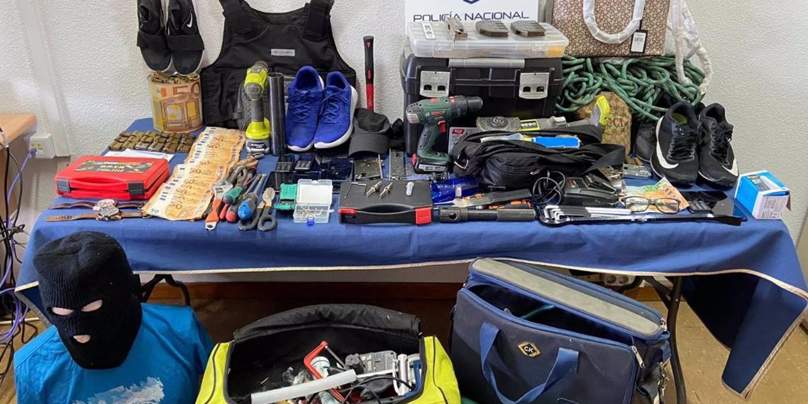 Detenidos cuatro miembros de un grupo que robó mercancía valorada en un millón de euros de una tienda de lujo