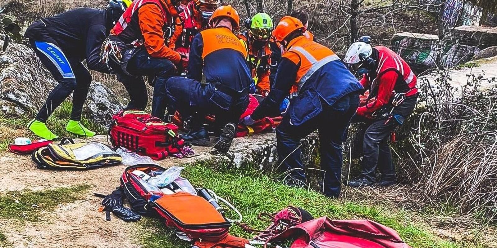 Rescatan en helicóptero a una ciclista tras caer dos metros a una zona empedrada en un embalse en El Escorial