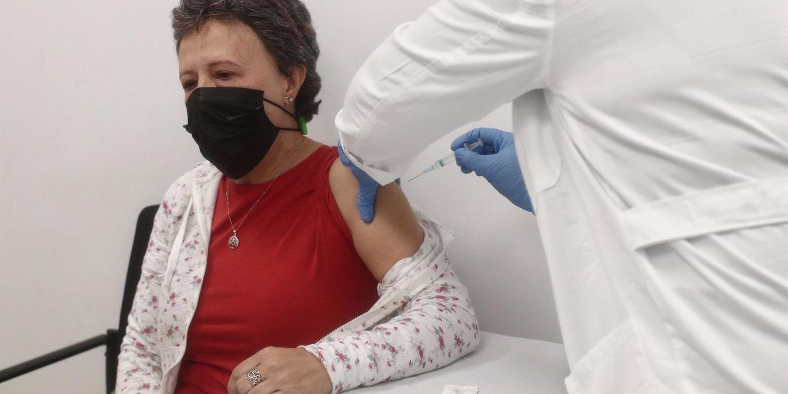 Escudero afirma que antes del verano habrá vacunaciones masivas en Madrid, aunque condicionadas por el número de dosis