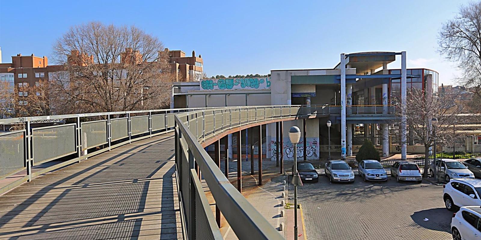 Adif y el Ayuntamiento de Coslada acuerdan rehabilitar la pasarela de la antigua estación de Cercanías