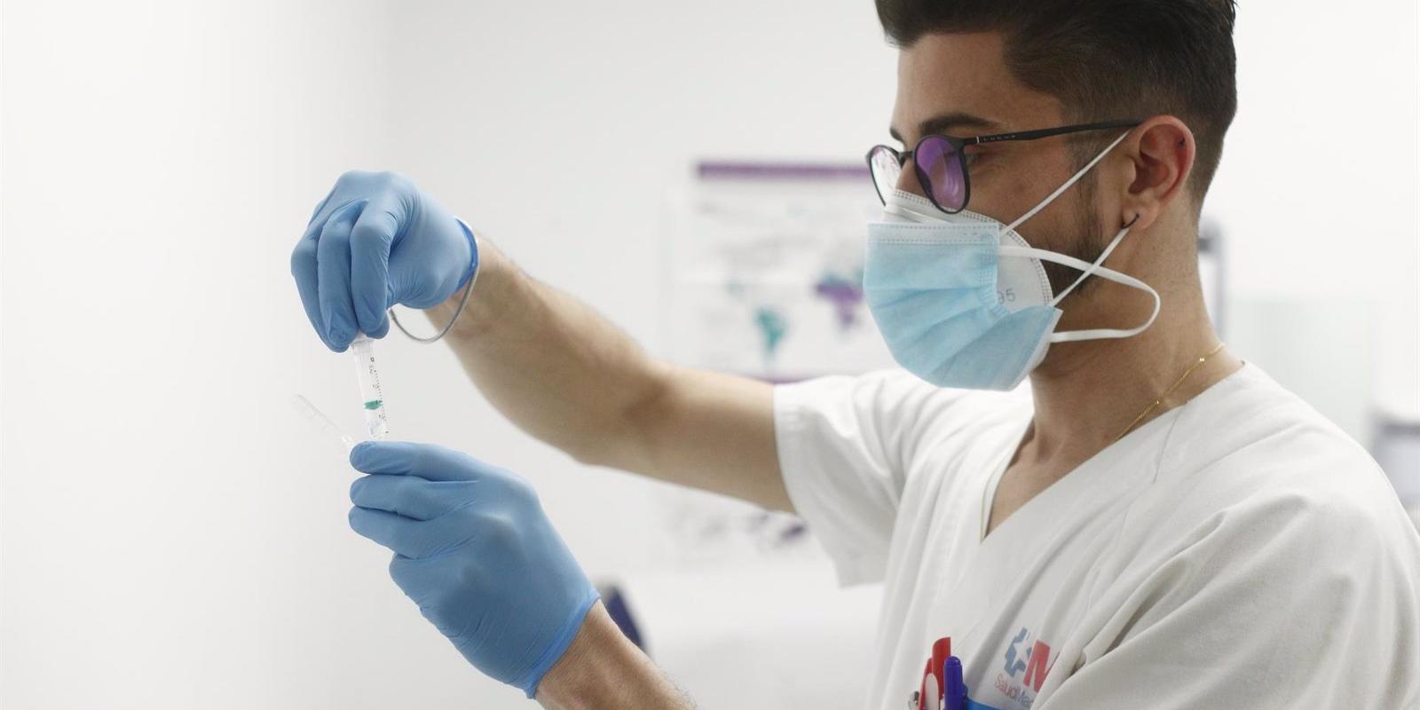 El Colegio de Odontólogos comienza a vacunar a más de 12.000 dentistas y personal auxiliar de clínica