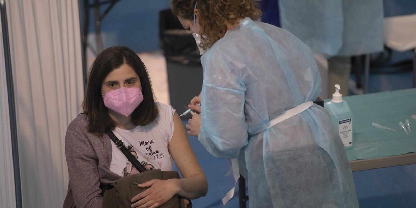 Los menores de 55 años que hayan pasado la Covid-19 solo recibirán una dosis seis meses después de la infección