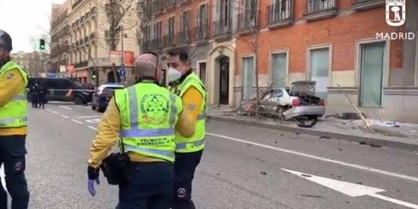 Heridos leves 4 policías y otras 3 personas al estrellarse un coche en Serrano tras una persecución policial