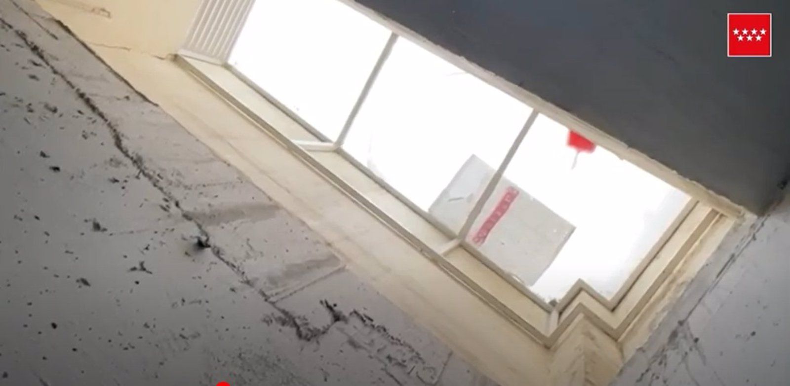 Herido un joven trabajador al caer desde una piscina a un garaje en una edificio de Opañel