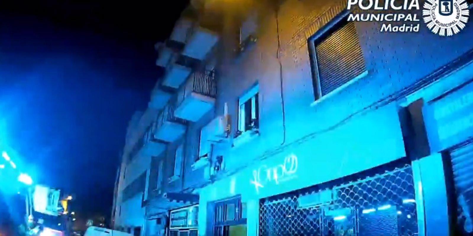 La Policía Municipal de Madrid rescata a una joven que quedó enganchada en una antena al caer desde la terraza en una fiesta ilegal