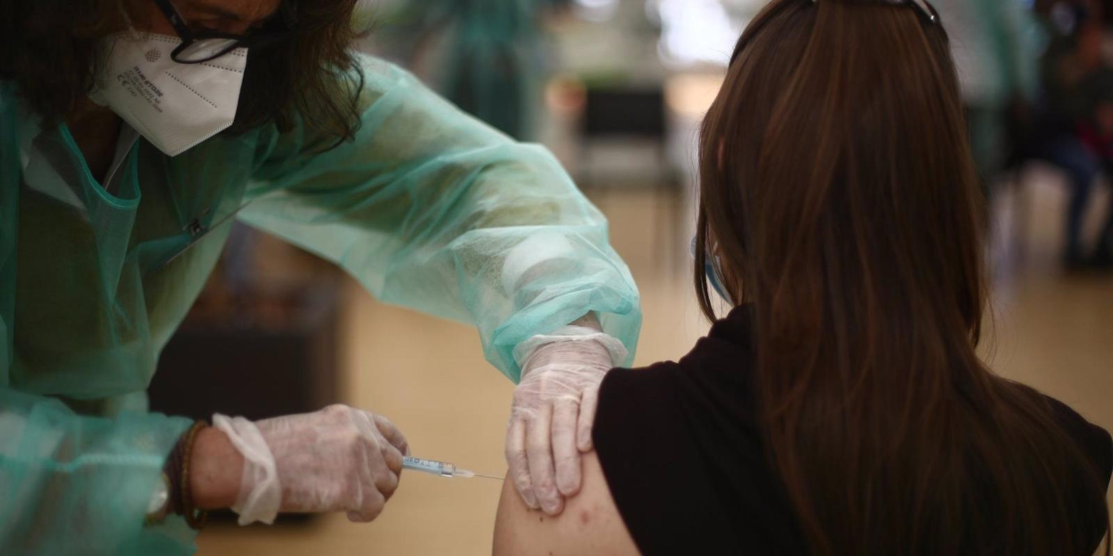 Más de medio centenar de docentes de Leganés, de baja el lunes por reacción a la vacuna, según FAPA Giner de los Ríos