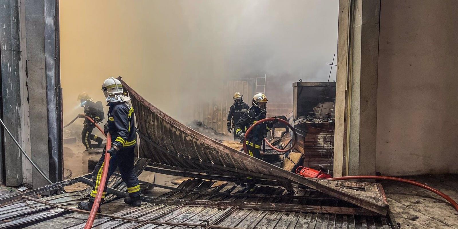 Bomberos de la Comunidad trabajan en un incendio originado en una nave industrial de Torrejón de la Calzada