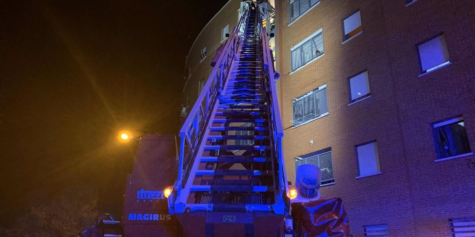 Herido muy grave un hombre de 56 años en el incendio de su vivienda en Tetuán