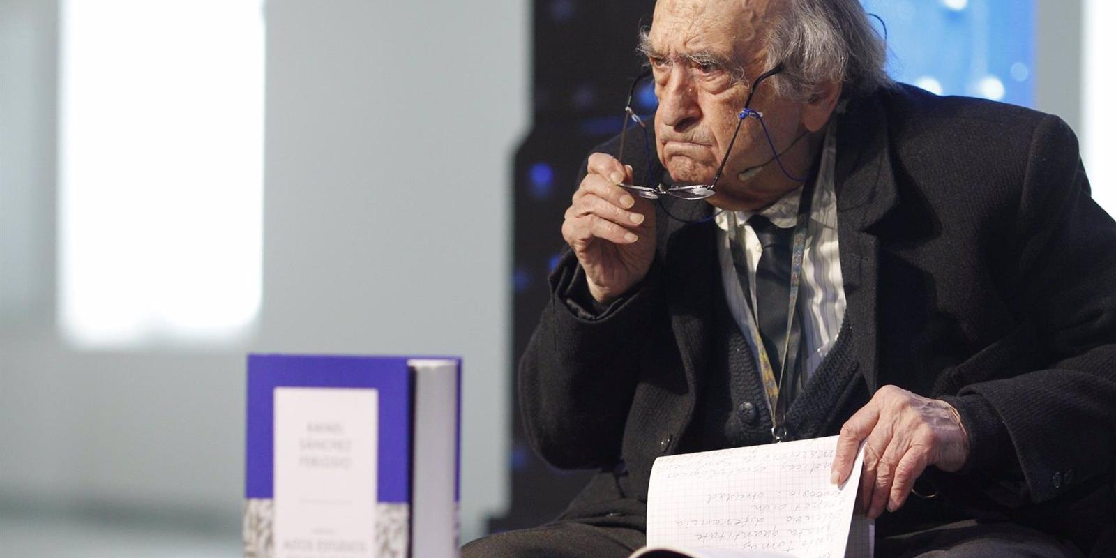 Una placa recuerda en Chamartín al escritor Rafael Sánchez Ferlosio, premio Cervantes y Nacional de las Letras