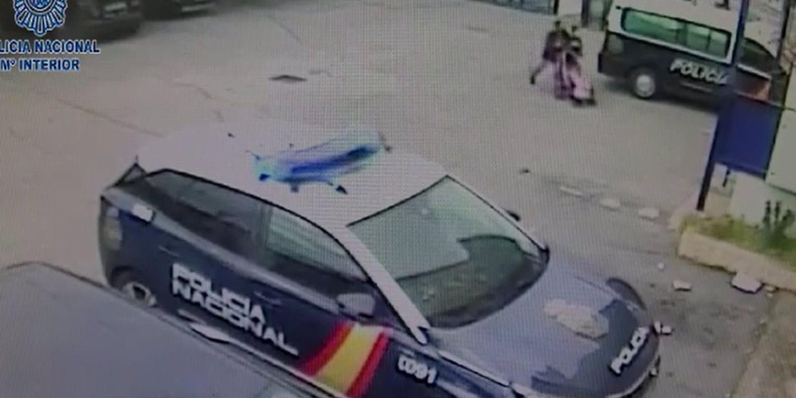 Policías salvan la vida a un bebé que se había atragantado comiendo un regaliz