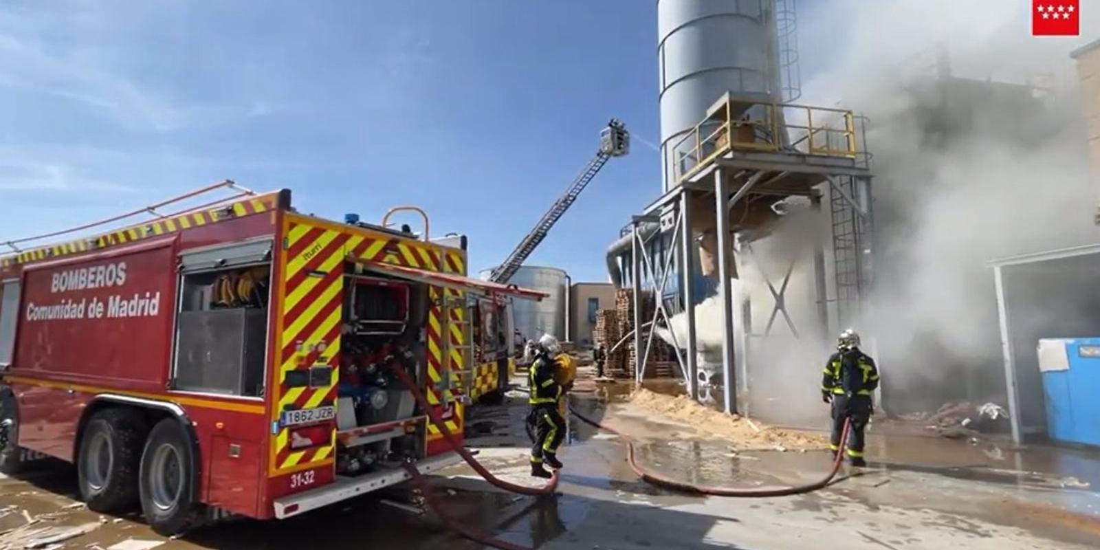 Extinguido sin heridos el incendio de una nave dedicada al tratamiento de maderas en Getafe