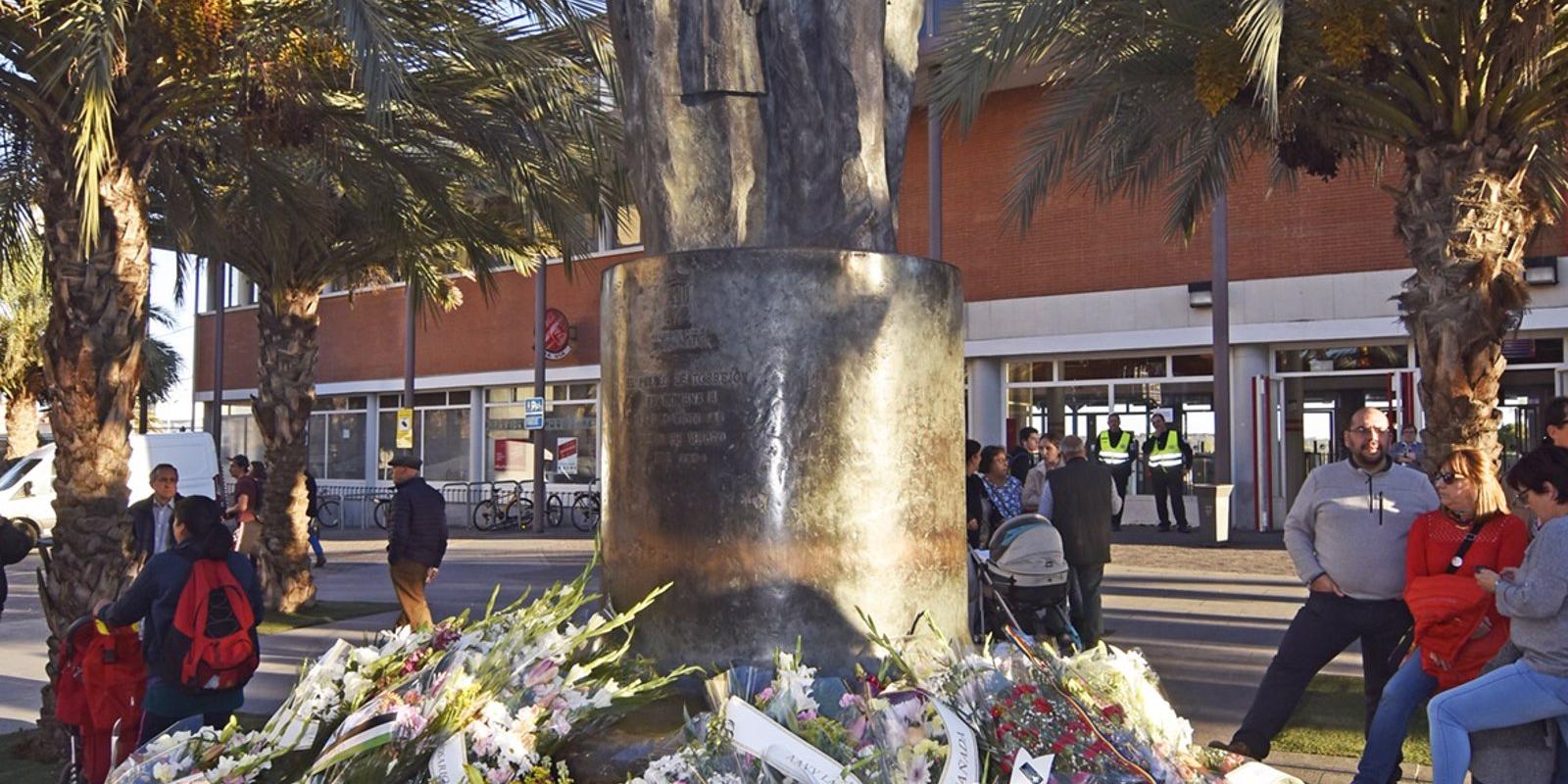 Los vecinos de Torrejón homenajean a las víctimas del 11M con ramos en la escultura frente a la estación de Cercanías