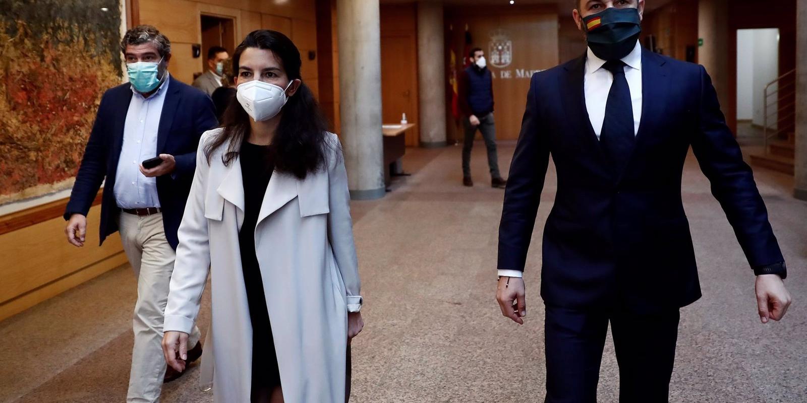 Abascal confirma la disposición de Vox a pactar con el PP tras el 4-M y apunta a Monasterio como candidata