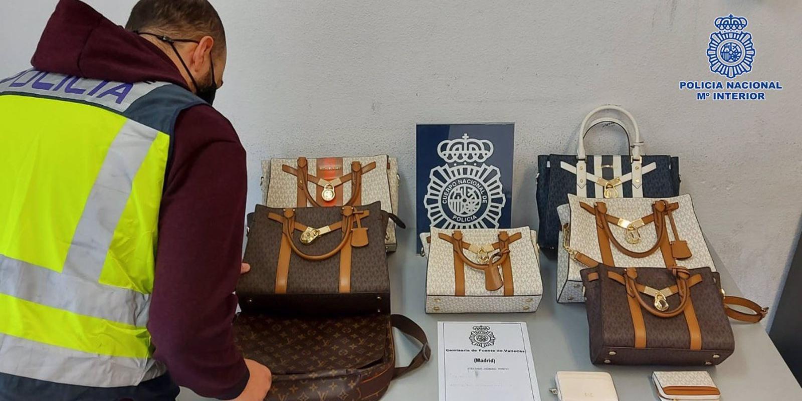 Tres detenidas en Vallecas por robar siete bolsos de marcas caras de una tienda de Serrano