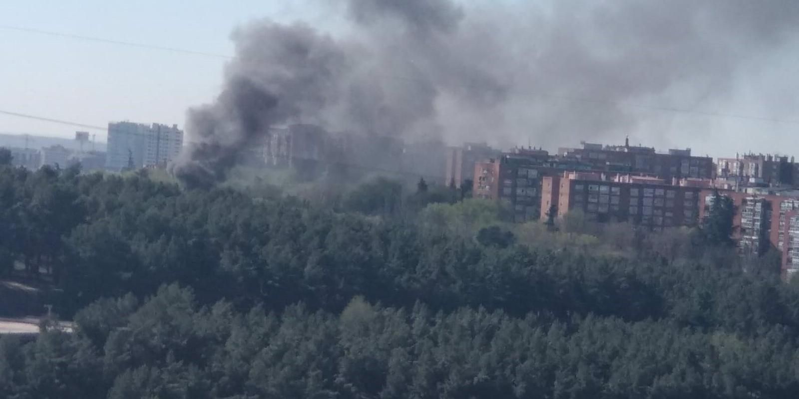 Un incendio de un autobús en la A-3 provoca una enorme columna de humo a la altura de Santa Eugenia