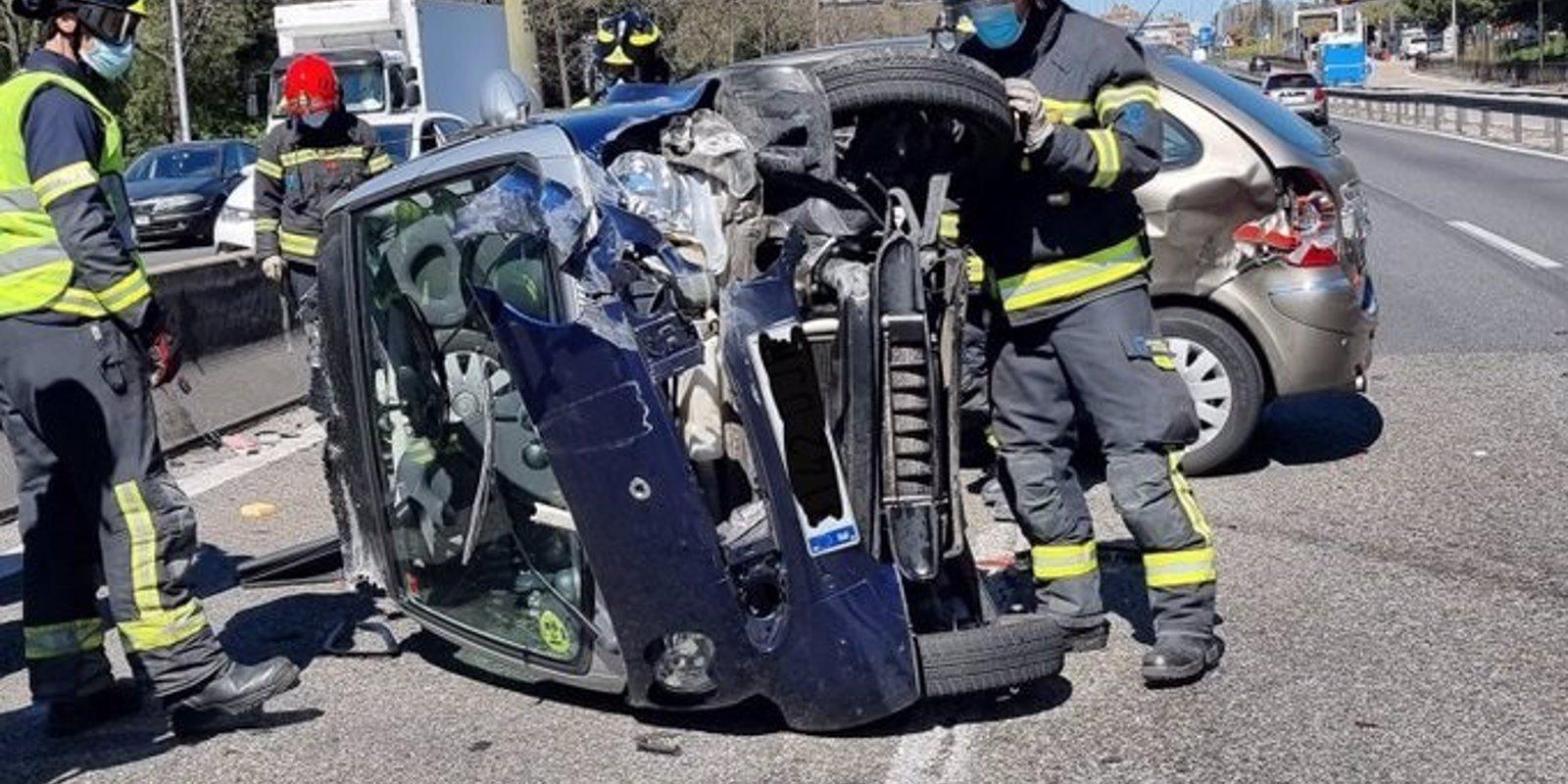 Cinco heridos leves, entre ellos un bebé de tres meses, en un aparatoso accidente en la A-42