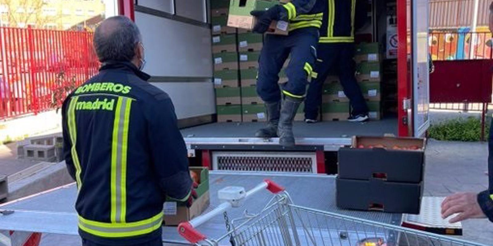 Los Bomberos de Madrid ayudan en el reparto de 12.000 kilos de comida del Banco de Alimentos para familias de Vallecas