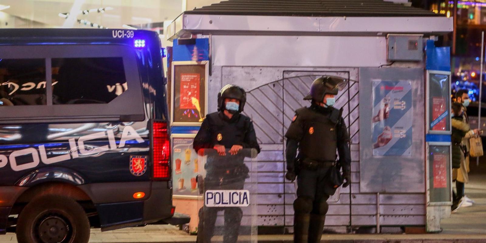 Tres nuevos detenidos por lanzar adoquines y otros objetos a los agentes en la protesta en Sol en apoyo a Pablo Hasél