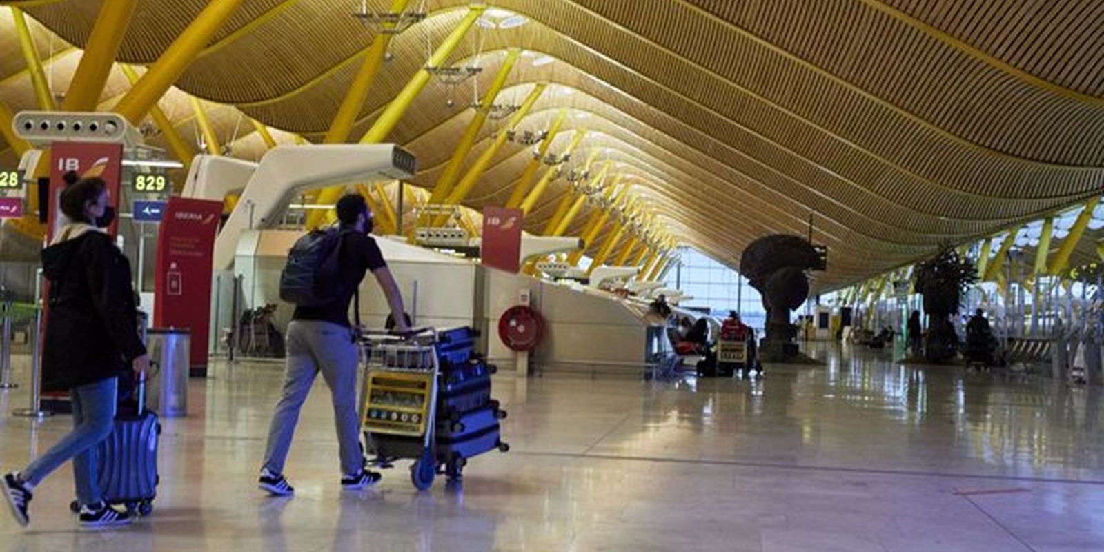 Díaz Ayuso pide que se deje de "criminalizar" a la gente que va a Madrid e insiste en la falta de control en Barajas