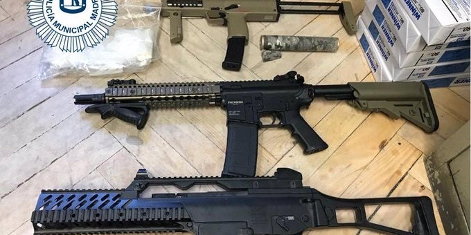 Requisan 62 plantas de marihuana y seis réplicas de metralletas en un piso de Valdezarza