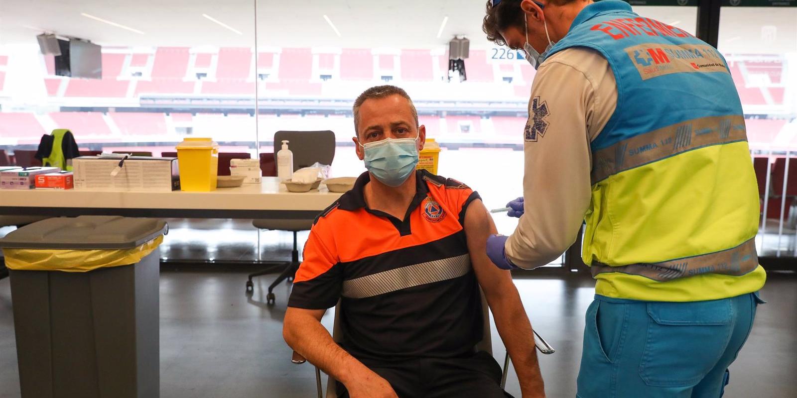 Unos 20.000 trabajadores esenciales reciben la vacuna de AstraZeneca en el Isabel Zendal y el Wanda Metropolitano