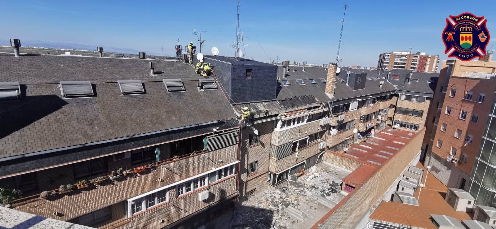 Se derrumba parte del tejado de pizarra y tabiquería de un edificio de Alcorcón dejando solo daños materiales