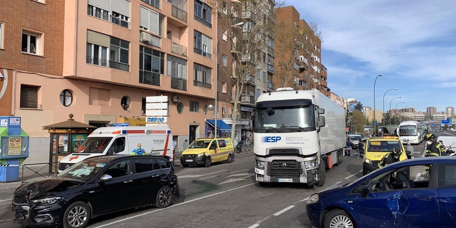 Ocho heridos leves al arrollar un camión a varios vehículos en Conde de Casal