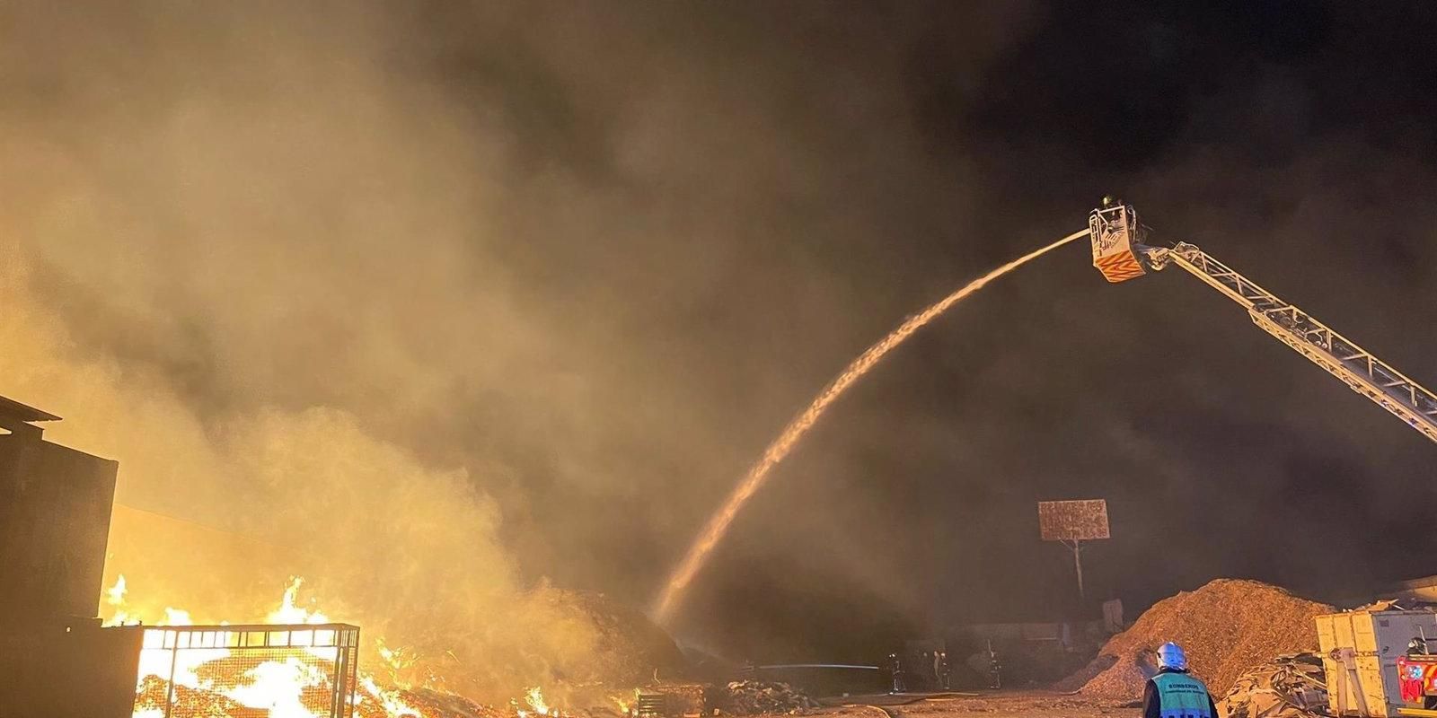 Extinguido el incendio en una planta de reciclaje de palets de madera de Cubas de la Sagra