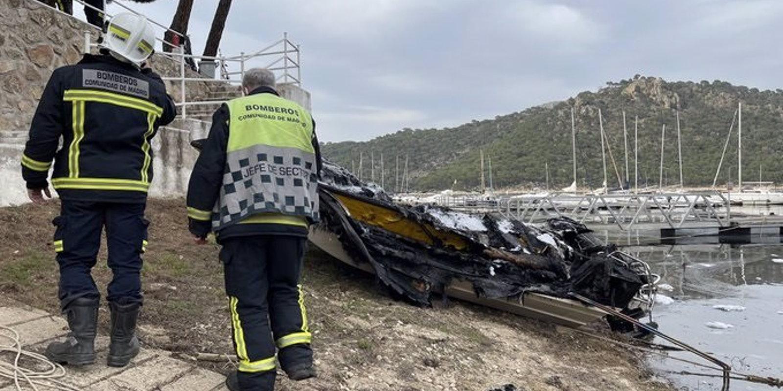 Los bomberos extinguen el incendio de dos embarcaciones en el pantano de San Juan