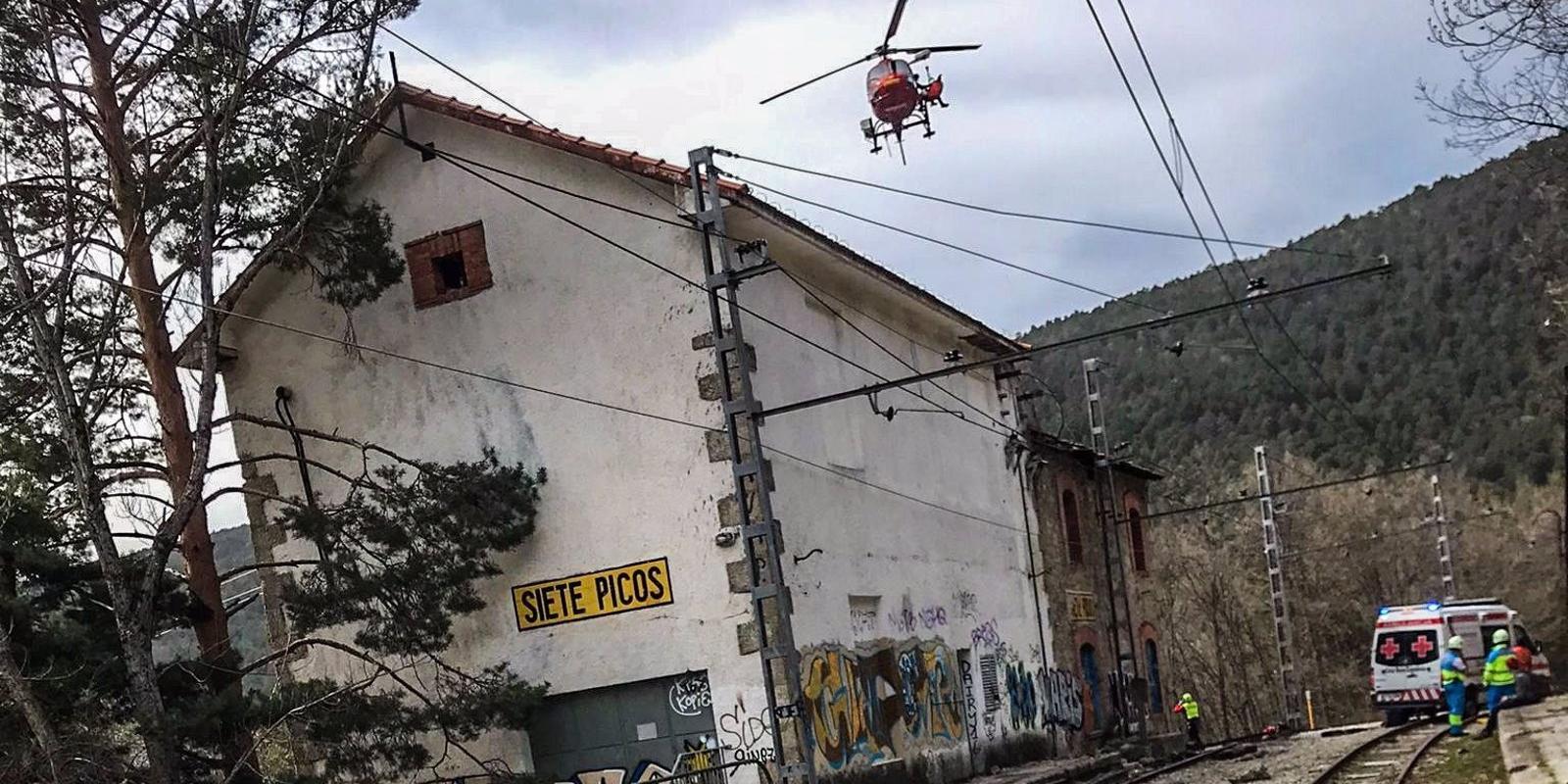 Un joven de 16 años cae desde cinco metros de altura tras electrocutarse con la catenaria de un tren en Cercedilla