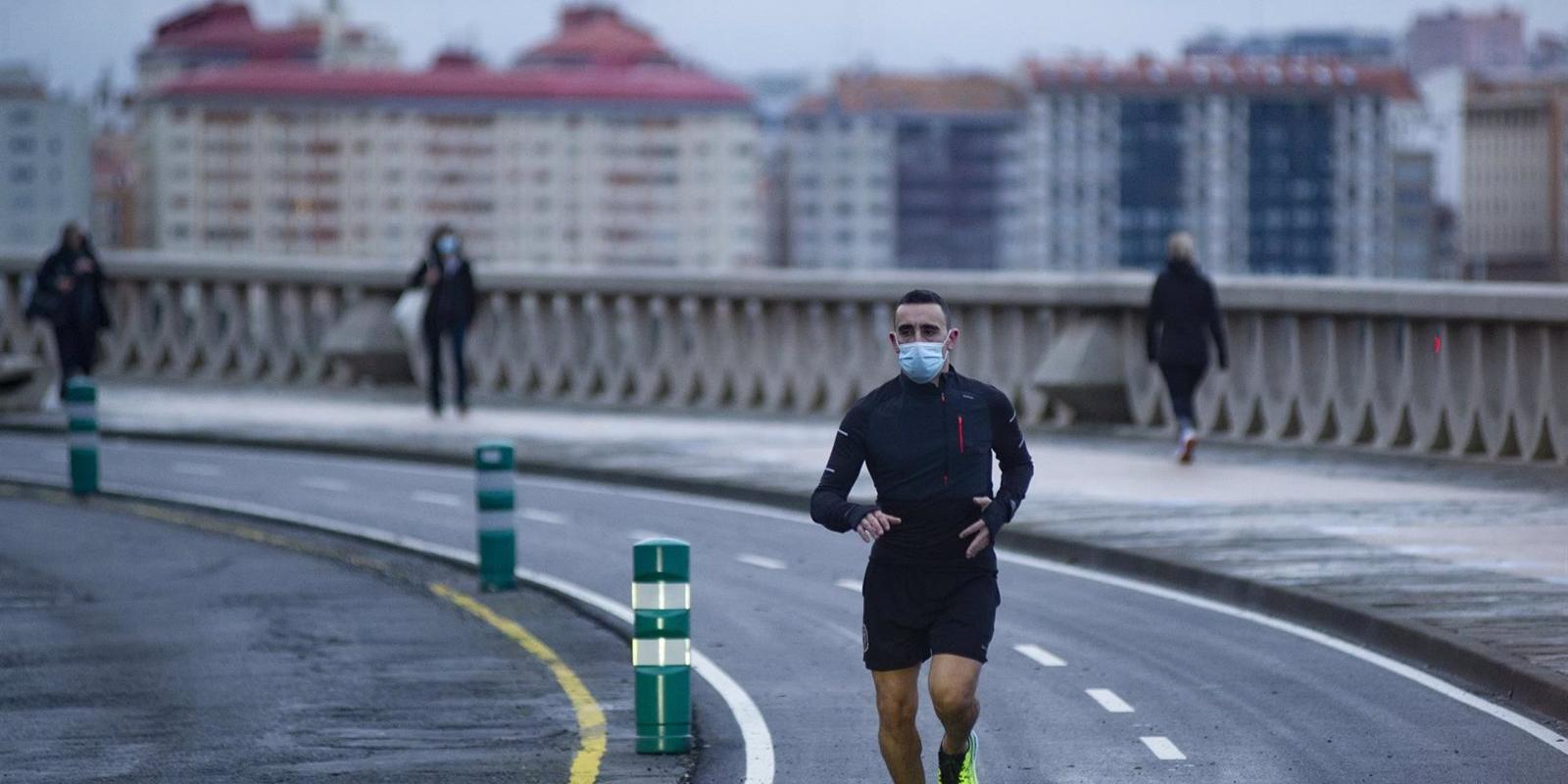 Las mascarillas podrán no llevarse cuando se realice un "esfuerzo físico intenso" y se mantenga la distancia