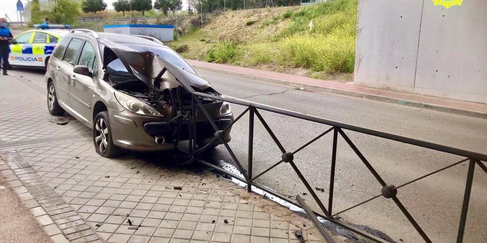 Un conductor triplica la tasa de alcoholemia y otro se estrella contra una valla en Alcorcón