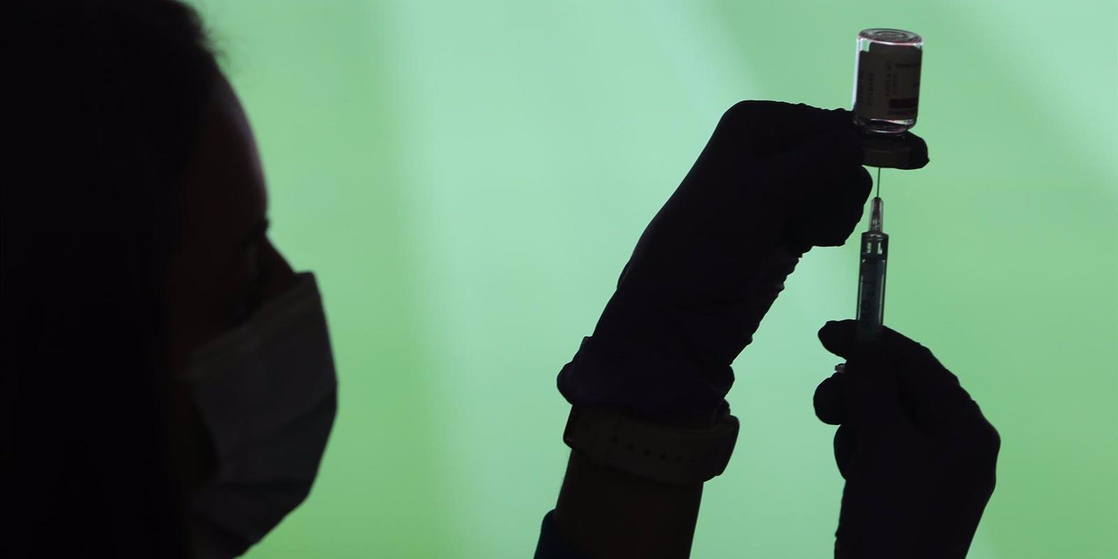 El Ministerio de Sanidad y las CCAA acuerdan que la vacuna de AstraZeneca se administre a trabajadores esenciales mayores de 65 años