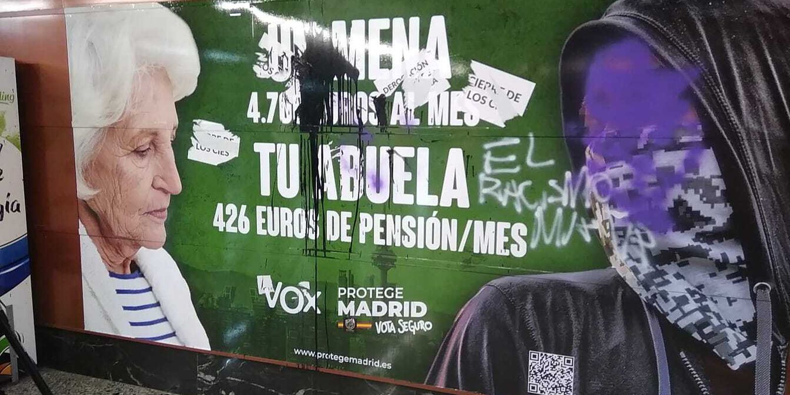 Vandalizan el cartel de Vox sobre los menores extranjeros no acompañados en Sol