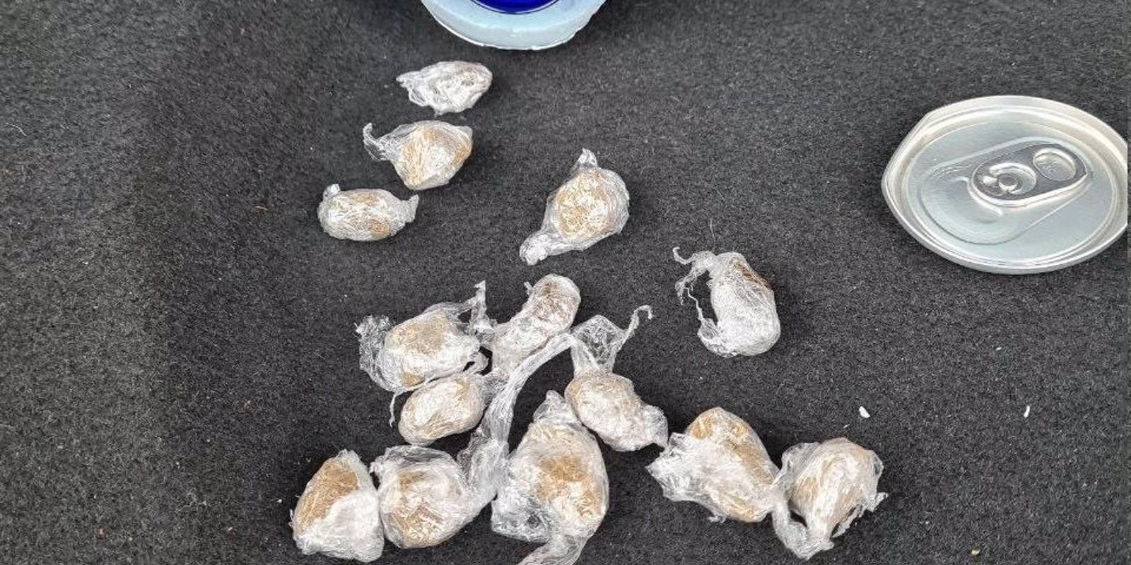 La policía de Pinto localiza en un interbloque una lata de bebida energética manipulada para ocultar droga