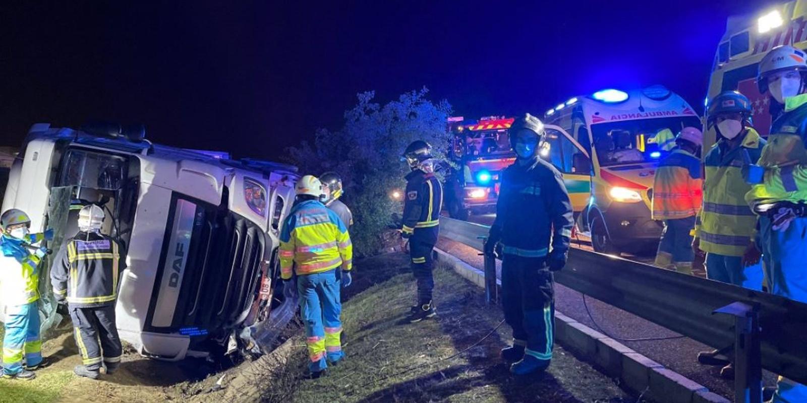 Un camión con transporte de comida queda semi volcado en la M-50 tras el reventón de una rueda