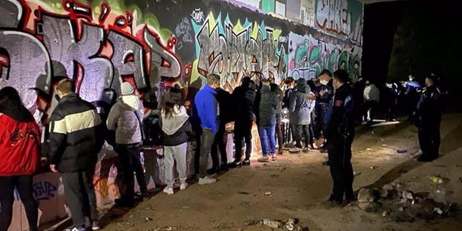 Desmantelan una 'rave' con 19 jóvenes que bailaban de madrugada en un pasadizo subterráneo de la M-40