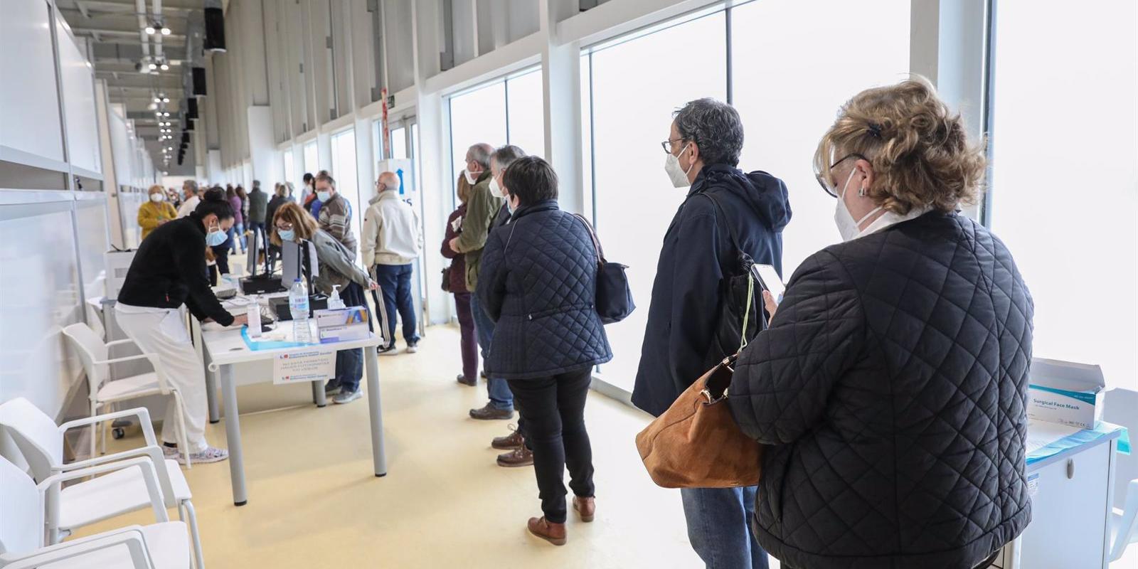 Te llamarán desde este número para vacunarte en Madrid: 91 502 60 58