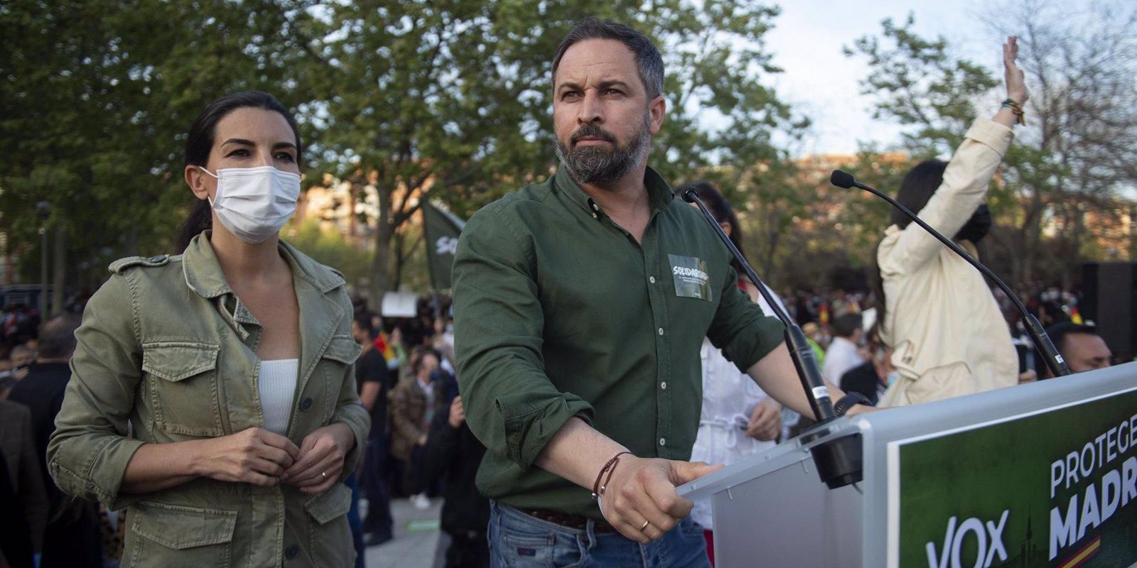 Detenido por delito de odio un tuitero por escribir "Monasterio y Abascal colgados del Puente de Vallecas"